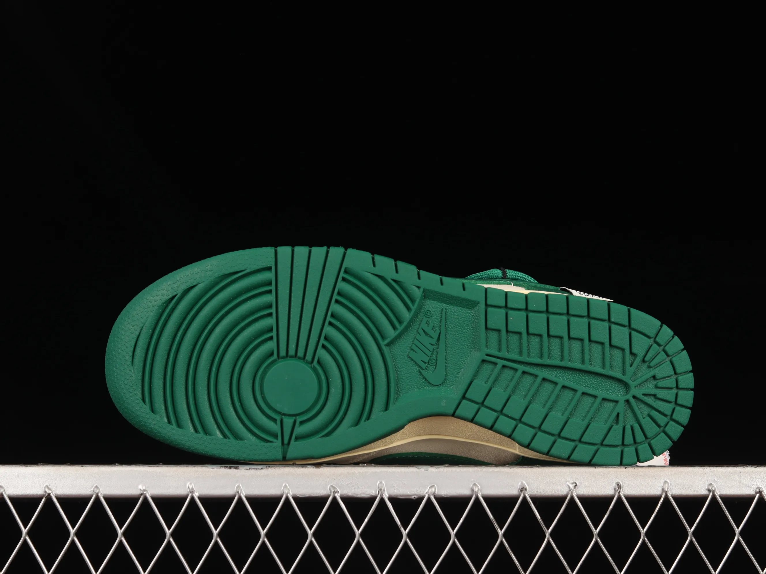 All Categories Nk SB Dunk Series Nk SB Dunk Low Low-top Sneakers Nk Dunk Low White and Green Distressed Tags Customized version of deconstructed strap casual sneakers DD1503-112